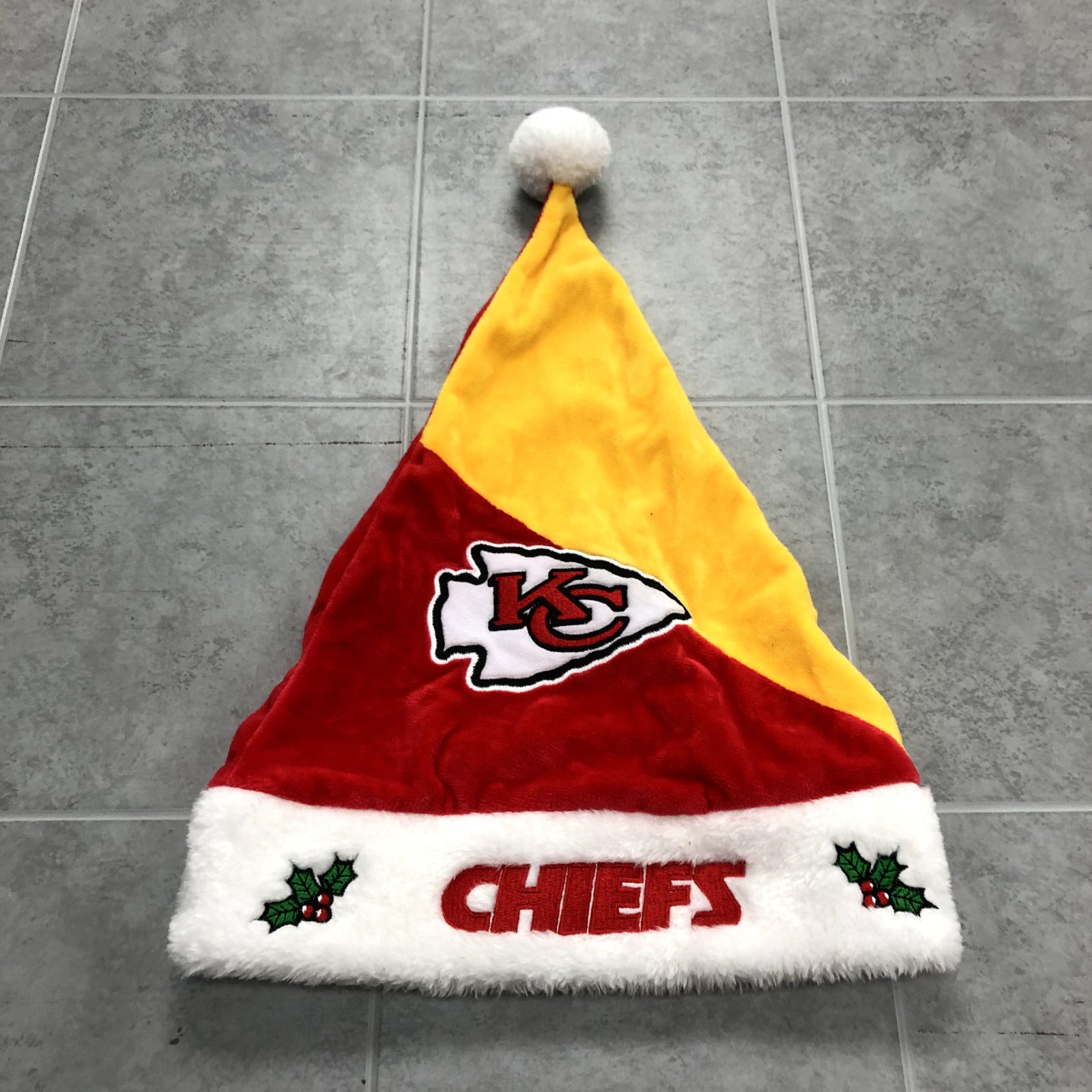 FOCO Red Graphic Kansas City Chiefs Arrowhead Holiday Santa Hat Adult One Size