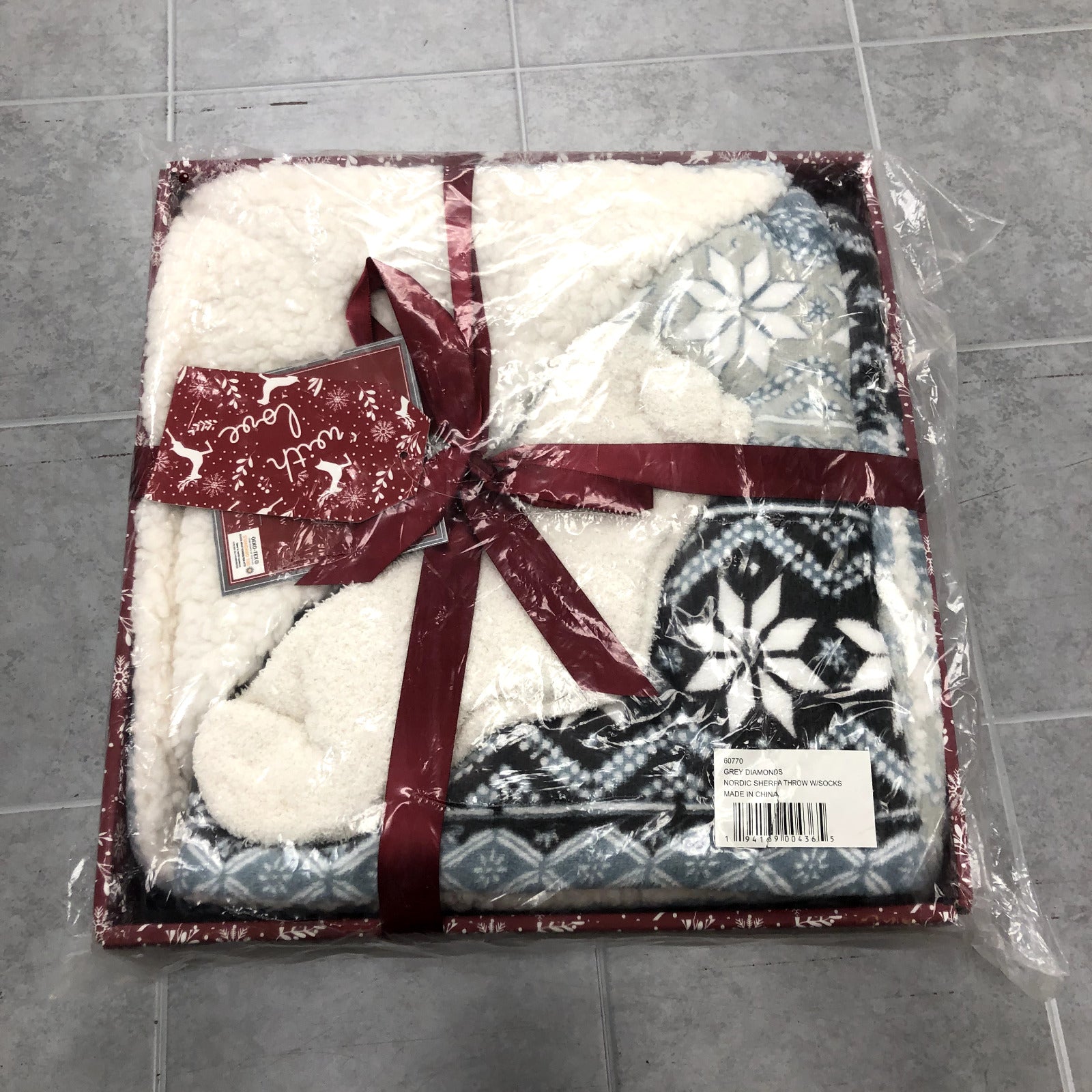 Ardour Two Piece Holiday Gift Set w/ Print Sherpa Throw 50 x 60 With Bonus Socks